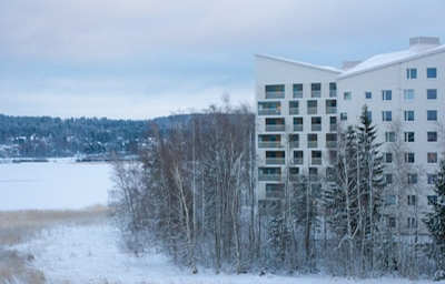 Hotelansicht am See
